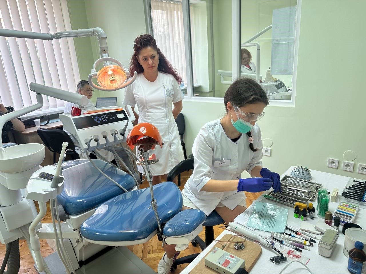 Де вчать найкращих лікарів? Що відбувається в медвишах на сході та заході України